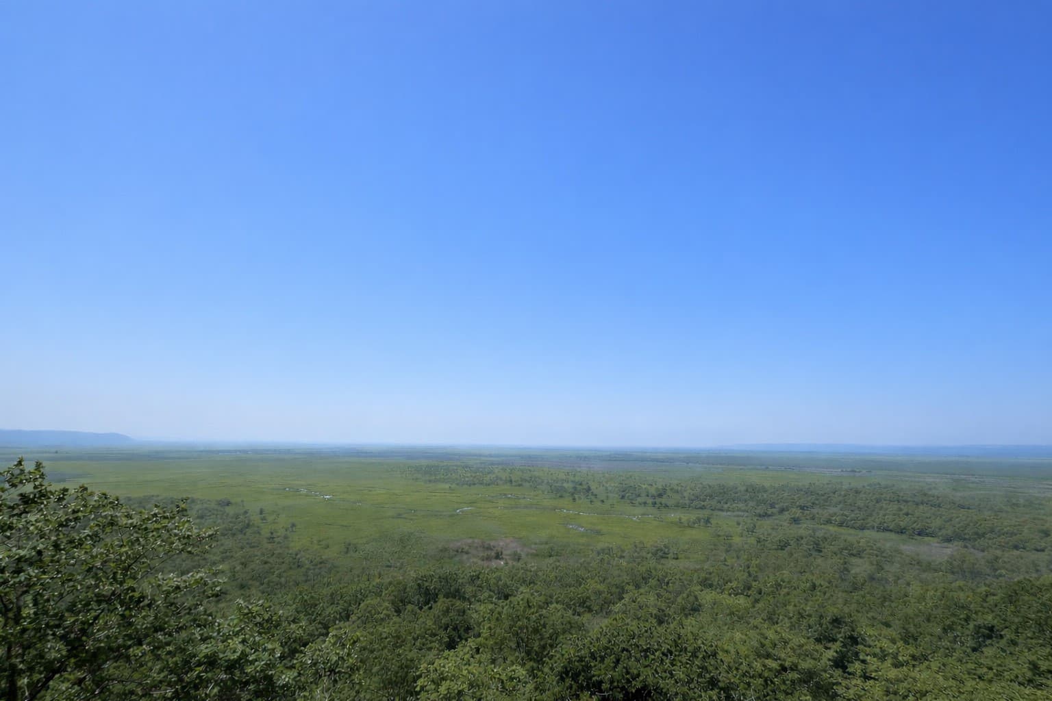 北海道鶴居村の牧草地